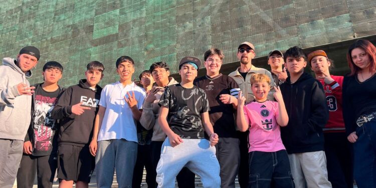 Jóvenes artistas chilenas alzan su voz por los derechos humanos.