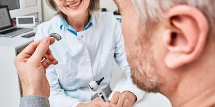 Pérdida auditiva por envejecimiento que tiene solución.