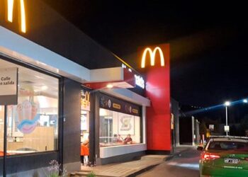 [AHORA EN CHICUREO] Famoso exfutbolista vive violento “abordazo” en McDonald’s de Chamisero