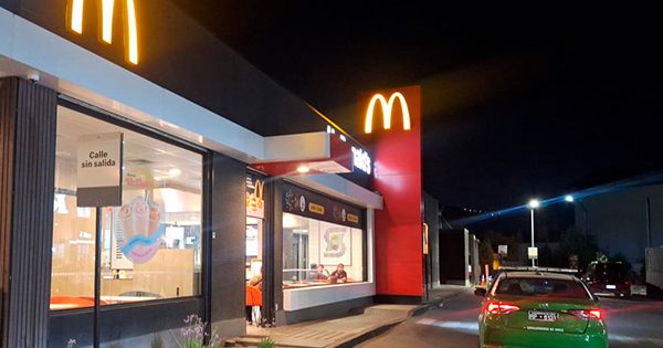 [AHORA EN CHICUREO] Famoso exfutbolista vive violento “abordazo” en McDonald’s de Chamisero