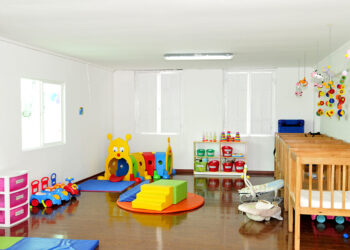 Expertas del CIAE advierten sobre la exclusión en salas cuna y hacen un llamado a asegurar acceso universal.