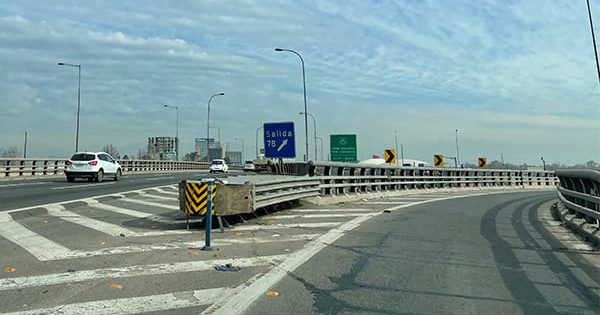 Delincuentes protagonizan violento asalto a auto en salida 7B.