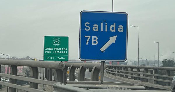 Encuentran auto robado abandonado tras encerrona en la salida 7B.