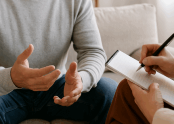 Salud mental en Chile: el centro marca la mayor ansiedad, pero tiene la menor sensación de soledad.