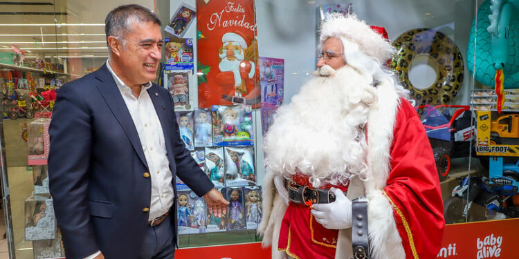 Santiago impulsa “Vitrinas de Navidad 2025” para darle un nuevo aire al comercio.