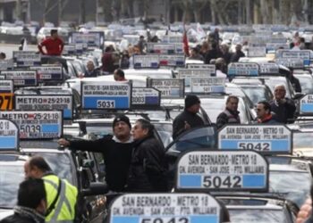 TDLC da luz verde a acuerdo extrajudicial entre la FNE, la muni de San Bernardo y 13 líneas de taxis colectivos.