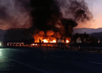 Vecinos de Tiltil y el alcalde se organizan por Punta Peuco y bloquean la Ruta 5.