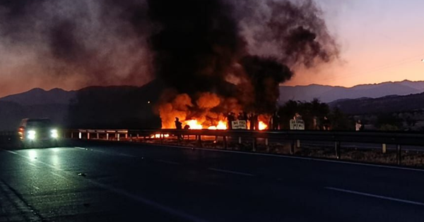 Vecinos de Tiltil y el alcalde se organizan por Punta Peuco y bloquean la Ruta 5.