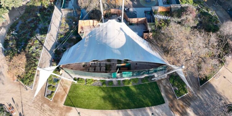 Providencia da el vamos a la renovación del toldo del Anfiteatro en el Parque Bustamante.