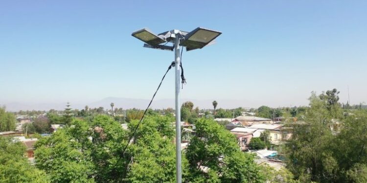 La Pintana pone nuevas torres de luz en Av. Gabriela con John Kennedy.