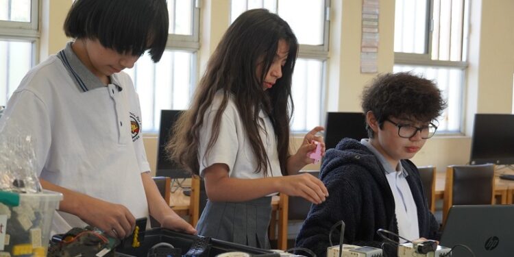 Estudiantes del colegio «Marcela Paz» brillan en la World Robot Olympiad en Panamá 2025.