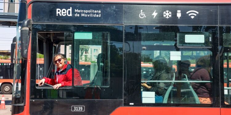 Más de 2.300 personas ya están manejando buses en Santiago.