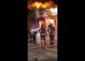 Incendio devora por completo un edificio en Casablanca: Bomberos luchan para contener la propagación del fuego.
