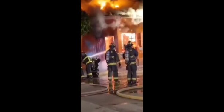 Incendio devora por completo un edificio en Casablanca: Bomberos luchan para contener la propagación del fuego.