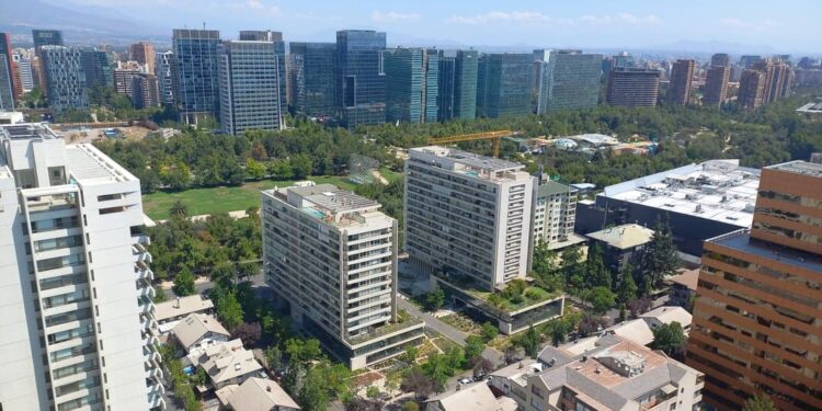 Gastos comunes en la RM suben casi un 20% en dos años y llegan a su nivel más alto desde 2023.