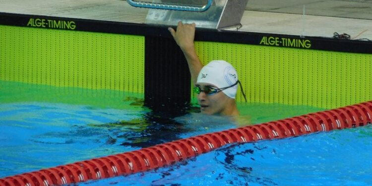 Joven talento paralímpico del Maule obtiene medallas y establece récords en natación.