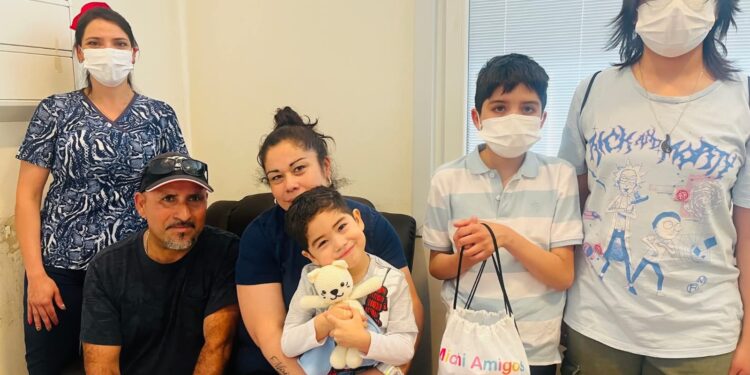 “Peluches terapéuticos con voz materna para aliviar la ansiedad infantil: estudiantes de San Rafael crean ‘Mishi Amigo’”