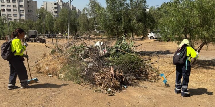 Municipalidad de Huechuraba intensifica la prevención de incendios con limpieza en Camino La Cintura.