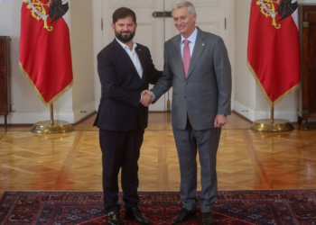 Presidente Boric recibe a José Antonio Kast en el Palacio de La Moneda tras su histórica victoria electoral.