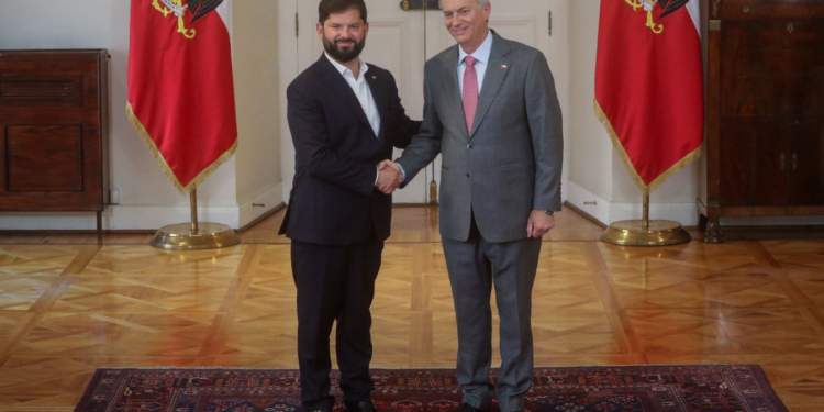 Presidente Boric recibe a José Antonio Kast en el Palacio de La Moneda tras su histórica victoria electoral.