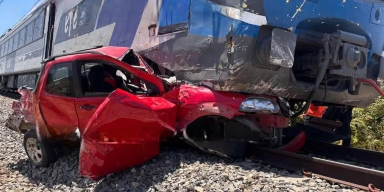Impactante colisión en Molina: Tren de pasajeros arrolla camioneta en cruce ilegal.