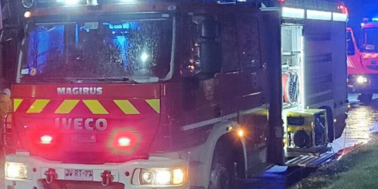 Incendio llevó a bomberos a un área rural de Los Ángeles.