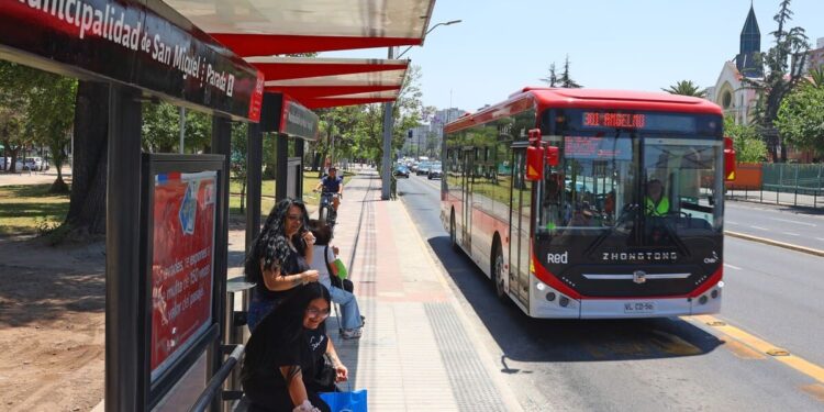 Censo 2024 muestra que el 54% de los santiaguinos se mueve en transporte público para trabajar.