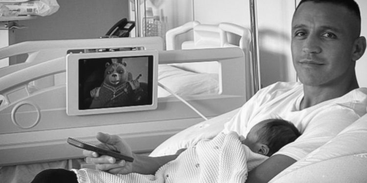 Alexis Sánchez comparte fotos exclusivas con su pareja e hija y expresa su agradecimiento por el respeto de los chilenos.