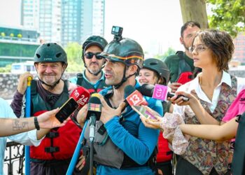 Gobernador Orrego encabeza un descenso memorable por el río Mapocho.