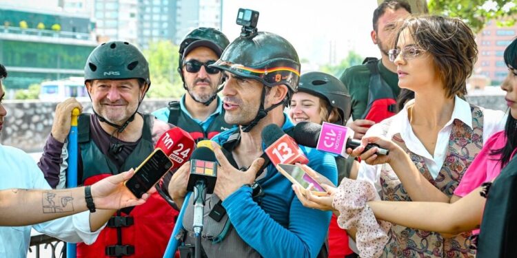 Gobernador Orrego encabeza un descenso memorable por el río Mapocho.