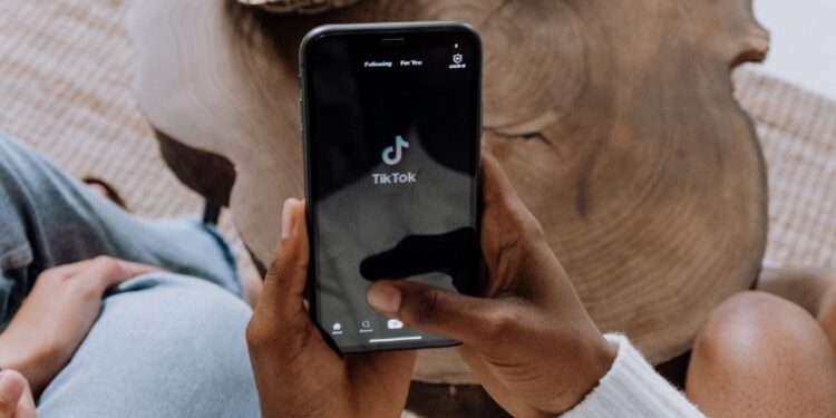 TikTok establece una sociedad conjunta en EE.UU. con mayor participación estadounidense para eludir su veto en el país.