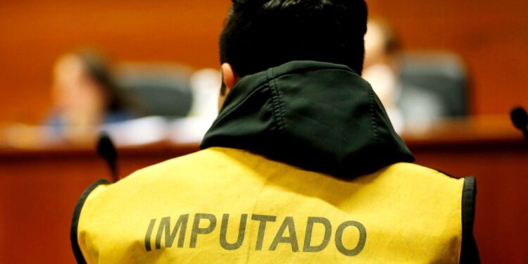 Parricidio fallido: dictan prisión preventiva a hombre que roció con bencina y quemó a su padre en Talca.