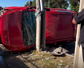 Dos jóvenes resultaron heridos tras un accidente de volcamiento y colisión con un poste en Talca.