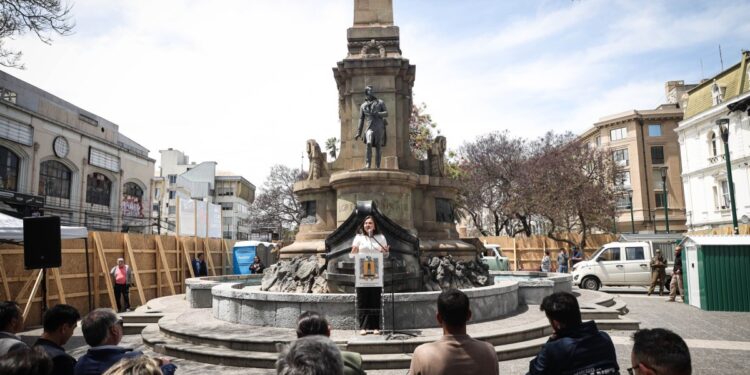 El Concejo de Valparaíso aprueba la licitación para mejorar la plaza Lord Cochrane.