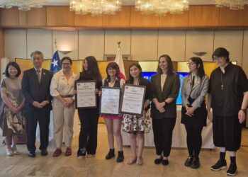 Jóvenes de Talca reciben un premio en el concurso nacional de manga organizado por la Embajada de Japón.