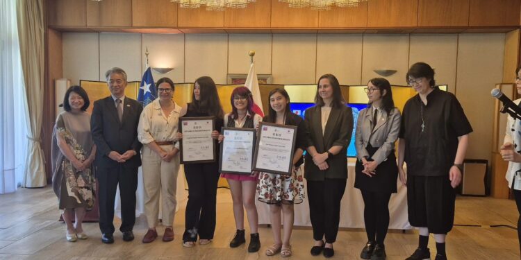 Jóvenes de Talca reciben un premio en el concurso nacional de manga organizado por la Embajada de Japón.