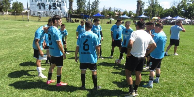Dos años de suspensión para Huracán de Maipo tras graves incidentes en el estadio del Cacique.