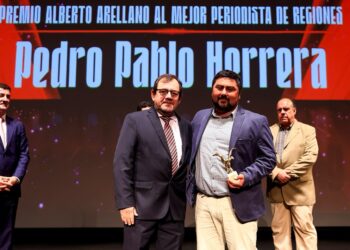 El talquino Pedro Pablo Herrera recibe el premio al Mejor Periodista Deportivo de Regiones 2025.