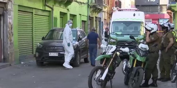 Hombre fue asesinado a puñaladas dentro de un bar cerca de la Vega Central.