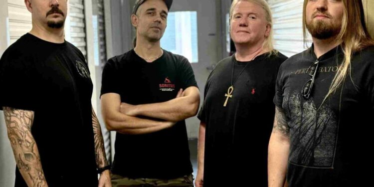 Nile vuelve a Chile para un concierto de larga duración en el Teatro Cariola.