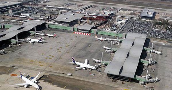 Aeropuerto de Santiago funcionará solo con una pista por trabajos de mejoramiento.