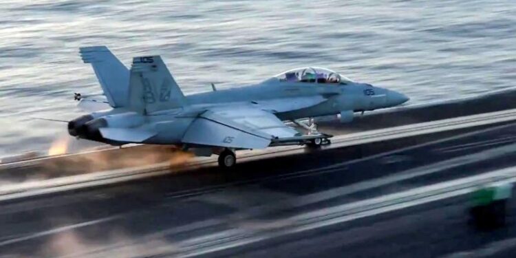 Tensión Internacional: Se confirma la presencia de un avión caza estadounidense en el espacio aéreo venezolano.