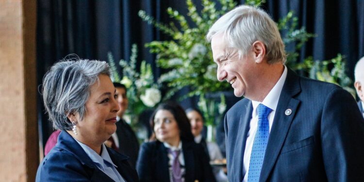 Entre votos, familia y gestos políticos: el día de la segunda vuelta para Kast y Jara.