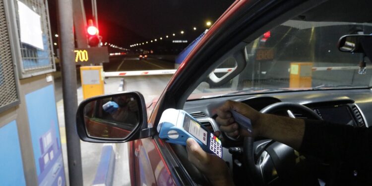 Autoridades informan sobre reducción de tarifas en autopistas para facilitar viajes de fin de año.