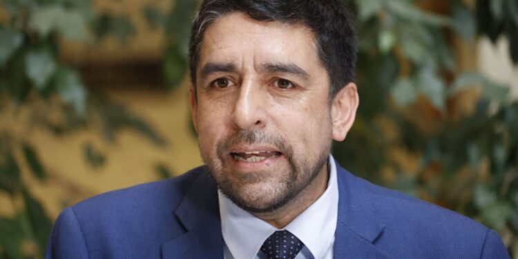 Democracia Cristiana examina detenidamente la iniciativa del próximo gobierno para atraer profesionales.