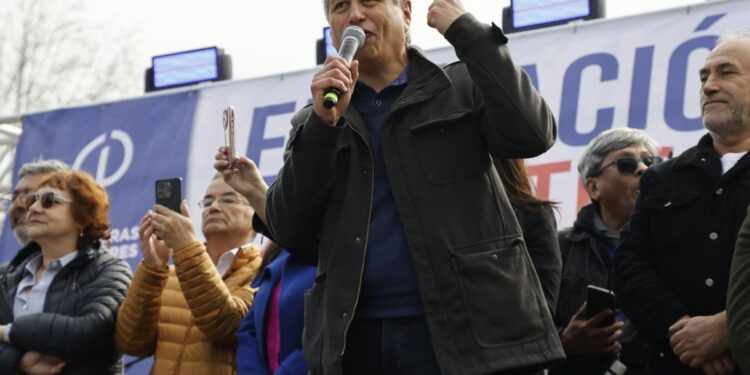 Tensión en el ámbito educativo: Aguilar denuncia ausencia de pluralismo en la nueva asociación.