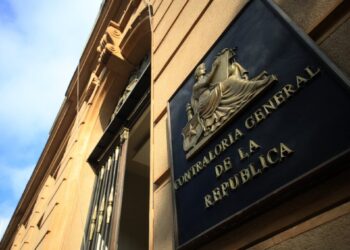 La Corte Suprema apoya las facultades de la Contraloría para fiscalizar contratos municipales sin respaldo legal.