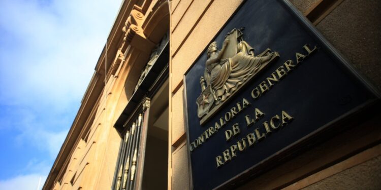La Corte Suprema apoya las facultades de la Contraloría para fiscalizar contratos municipales sin respaldo legal.
