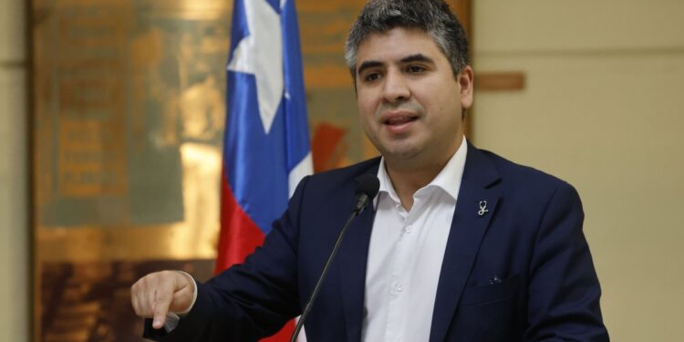 El Diputado Lagomarsino solicita acciones extra debido a la amenaza del virus H3N2, que ya ha llegado a Perú.