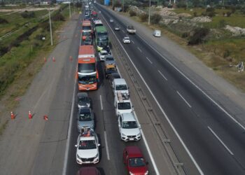 Santiago se desocupa: gran salida de autos marca el inicio del fin de semana largo.